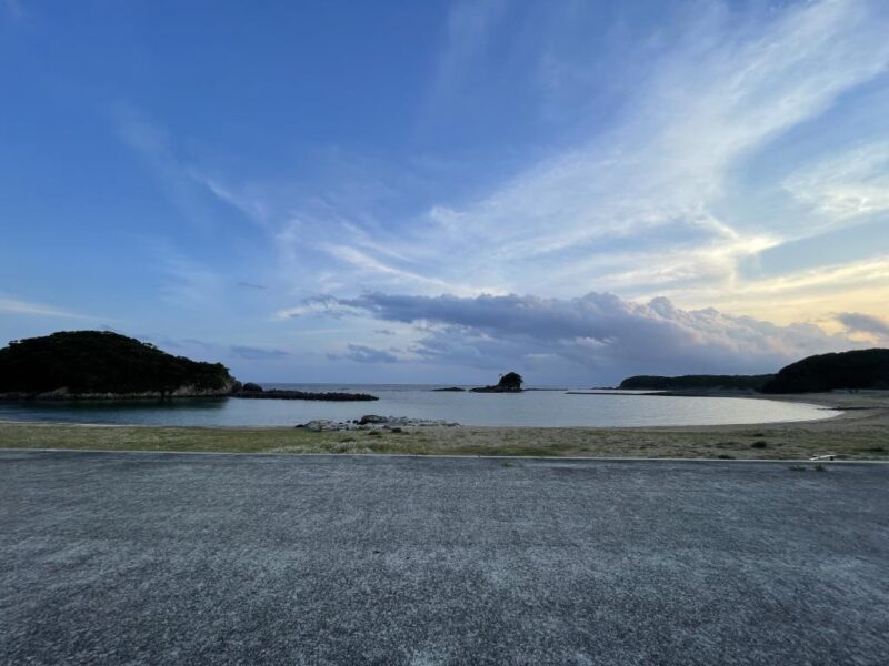 入り江のように囲まれたあづり浜